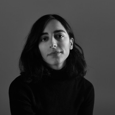 La identitat estrangera